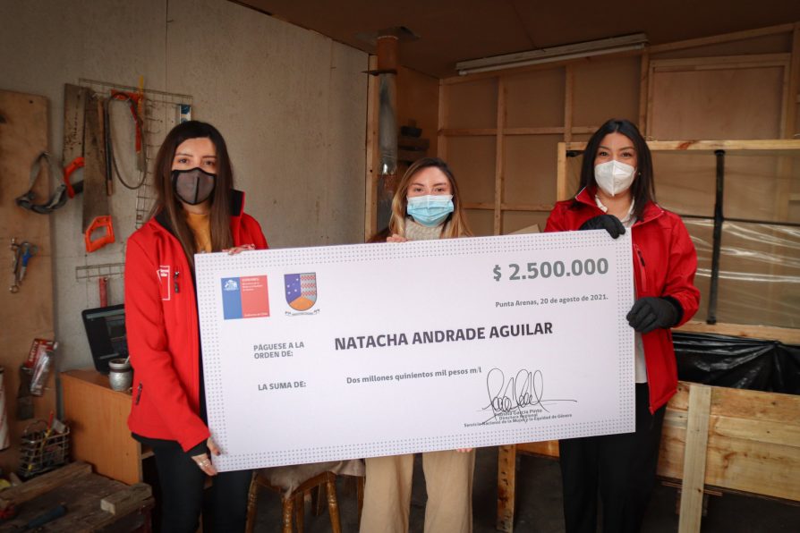 Emprendedora natalina recibe cheque por 2 millones 500 mil pesos por parte de Sernameg