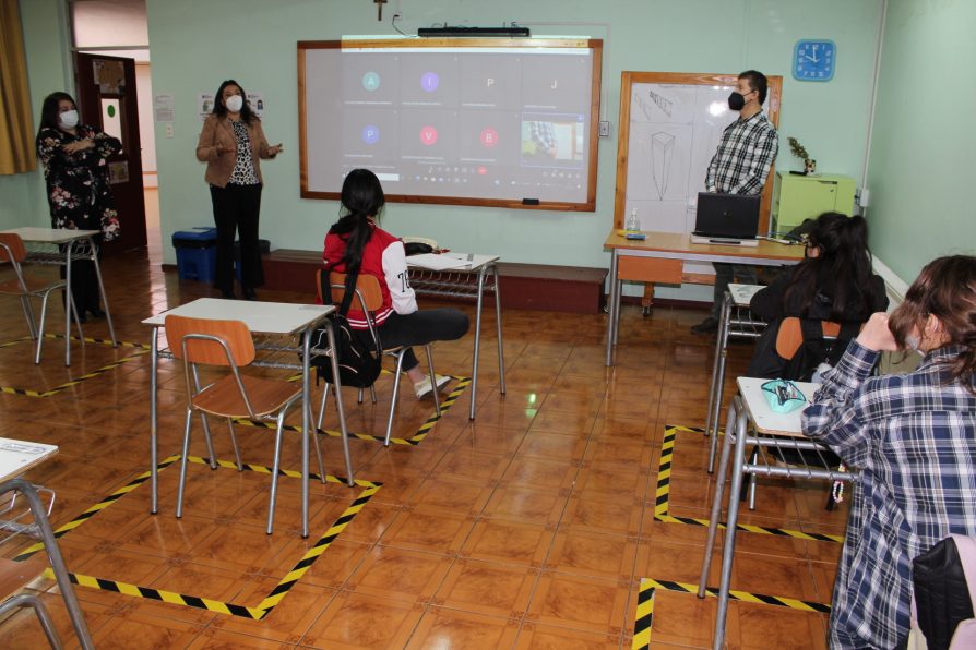 Delegada Ericka Farias visitó colegios que retornaron a clases presenciales