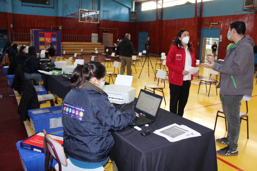 Delegada Presidencial Provincial Ericka Farías valora entrega de computadores a alumnos de 7° básico por parte de JUNAEB