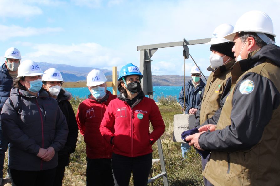 Autoridades colocaron primera piedra en la nueva Guardería y Centro de Información que Conaf tendrá en el sector Paine Grande