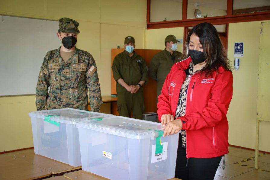 Delegada Presidencial Ericka Farías recorre locales de votación de Natales previo a las elecciones presidenciales