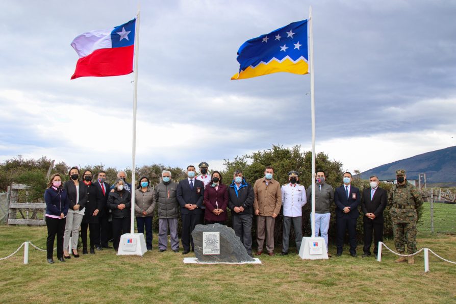 Día de la Provincia de Última Esperanza                                            Delegada Ericka Farías entrega reconocimiento a habitantes de Puerto Prat