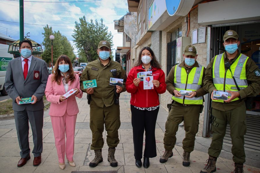 Delegación Presidencial de Última Esperanza junto a Municipalidad y policías realizan campaña de fin de año seguro