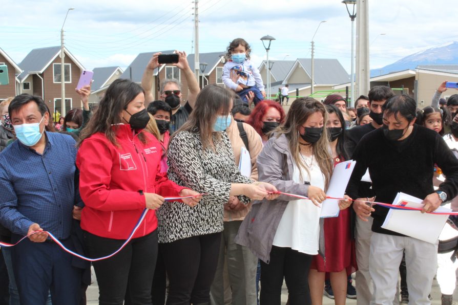 Felices vecinos del loteo San Pedro y Centenario al recibir su casa propia