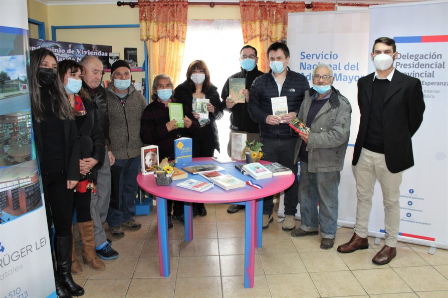 En Natales se inauguraron puntos de lectura para el Condominio de Viviendas Tuteladas y para la Unión Comunal de Adultos Mayores