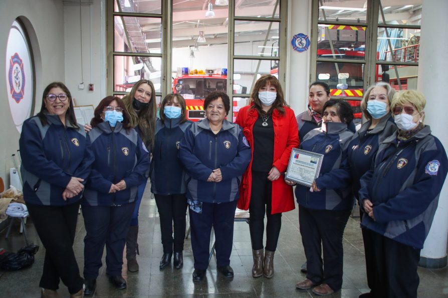 DPP Romina Álvarez entrega reconocimiento a Rama Femenina Bomberil de Puerto Natales