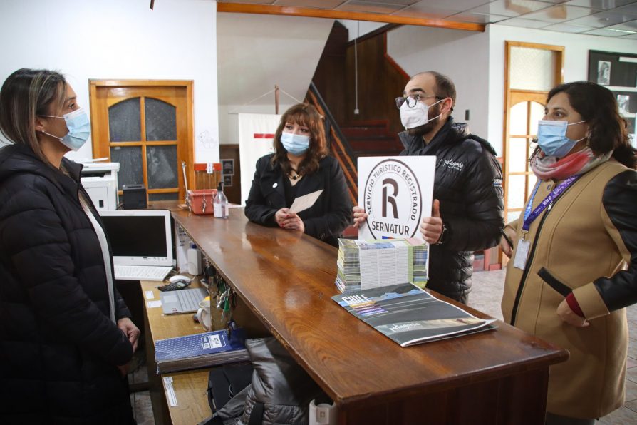 Delegada Romina Álvarez y Sernatur Magallanes entregan “Sello R” en Natales para que visitantes identifiquen la oferta formal de servicios turísticos