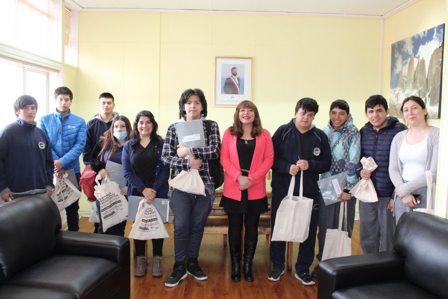 En visita de alumnas y alumnos del Liceo Bicentenario Luis Cruz Martínez DPP Última Esperanza valora Programa de Integración Escolar