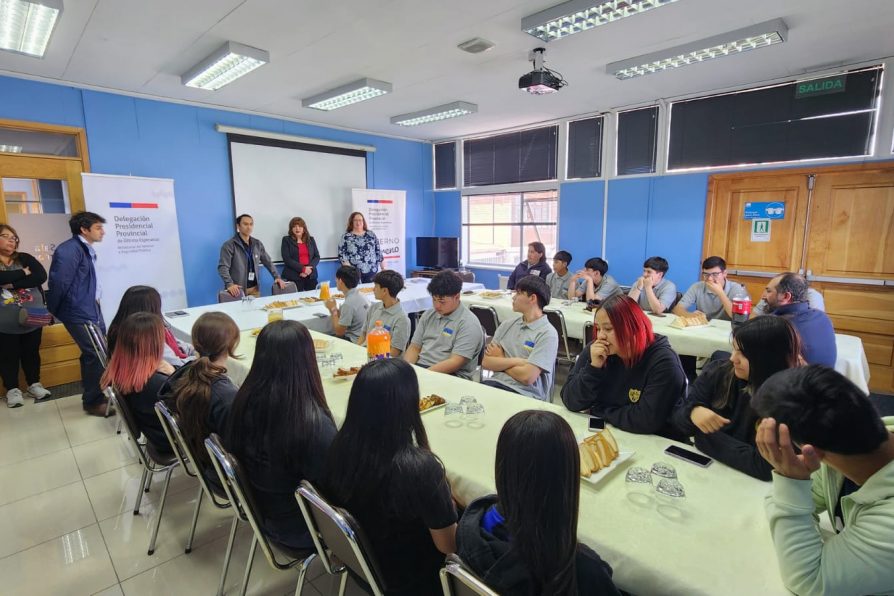 DPP Romina Álvarez junto a Seremi del Deporte compartieron grato momento con equipos natalinos ganadores a nivel nacional