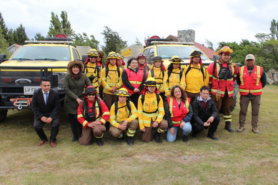 Autoridades recepcionan helicóptero para el combate de incendios forestales