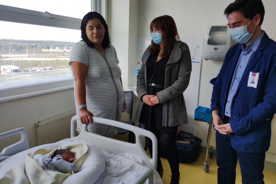 DPP Última Esperanza junto a director del Hospital de Natales dan la bienvenida al primer bebé nacido en la región de Magallanes