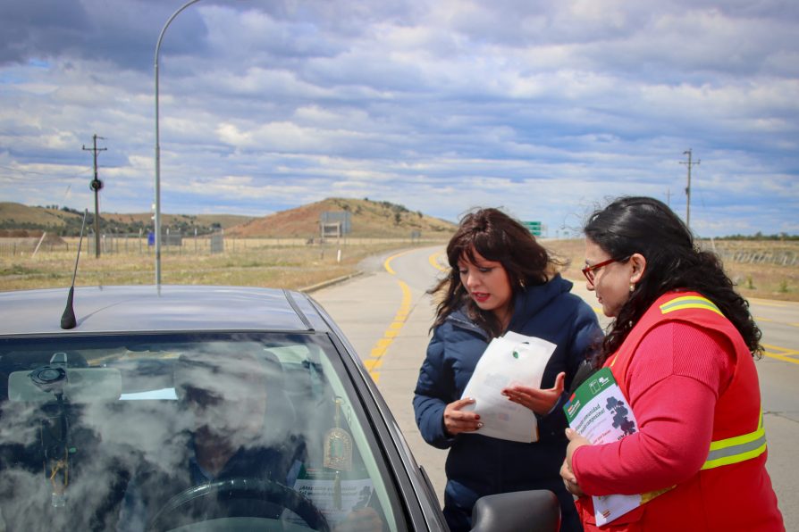 Delegada presidencial Romina Álvarez junto a Conaf realizan campaña en terreno para la prevención de incendios forestales