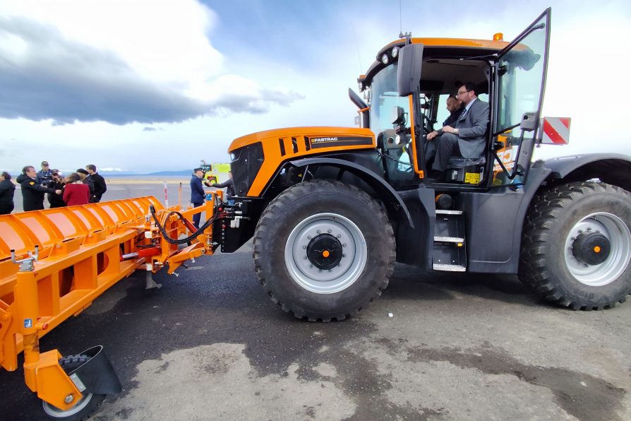 AERÓDROMO DE NATALES CUENTA CON NUEVO CARRO SSEI Y UN VEHÍCULO BARRENIEVE