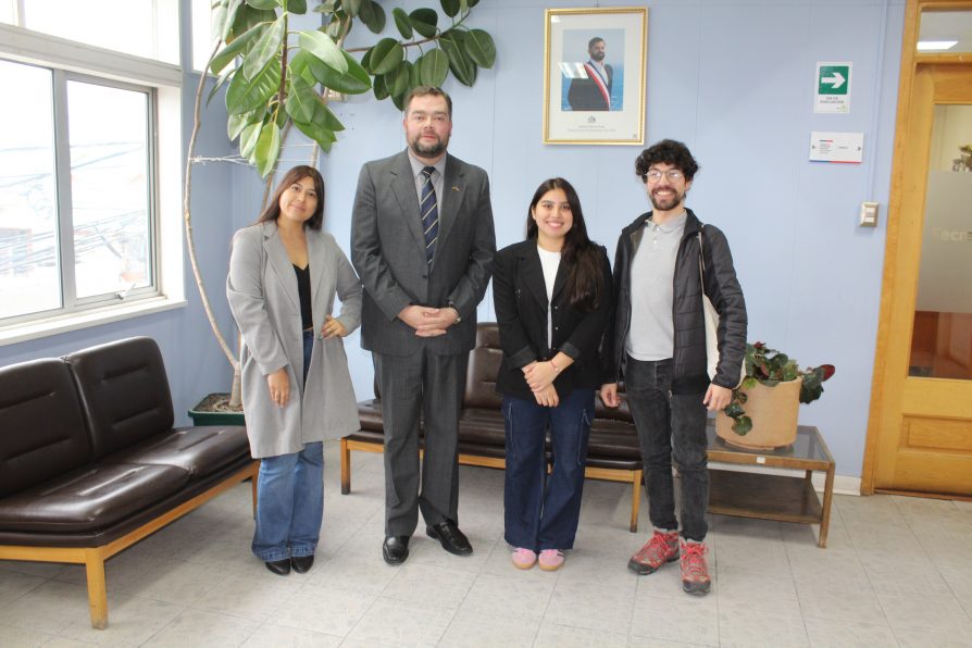 DELEGADO PRESIDENCIAL GUILLERMO RUIZ DA LA BIENVENIDA AL NUEVO EQUIPO DE SERVICIO PAÍS EN ÚLTIMA ESPERANZA