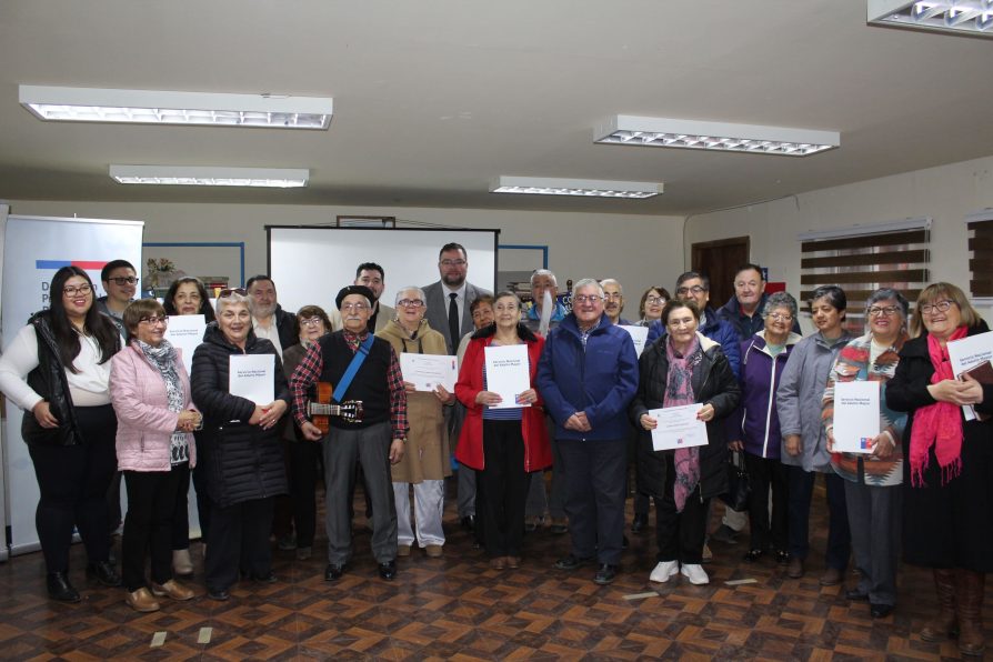 GOBIERNO ENTREGA MÁS DE 11 MILLONES DE PESOS A ORGANIZACIONES DE PERSONAS MAYORES DE PUERTO NATALES