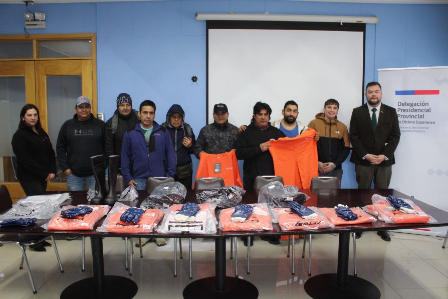 DELEGACIÓN PRESIDENCIAL DE ÚLTIMA ESPERANZA ENTREGA IMPLEMENTACIÓN DE SEGURIDAD A TRABAJADORES DEL MAR