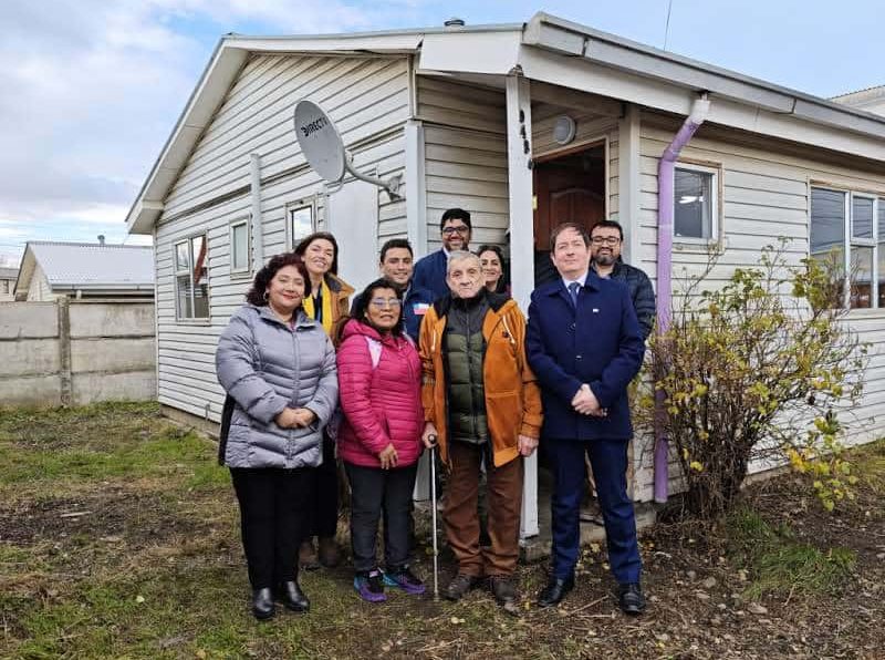 En Puerto Natales Minvu entrega vivienda en comodato a matrimonio con persona mayor afectada por incendio