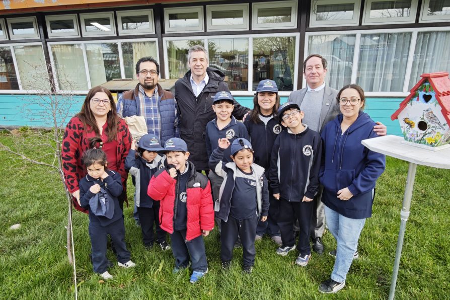 Autoridades reconocen a estudiantes de la Escuela Coronel Santiago Bueras por destacado trabajo en educación ambiental